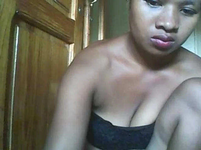 Live sex webcam photo for Minouche6 #276926576