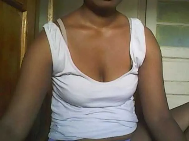 Live sex webcam photo for Minouche6 #277021288