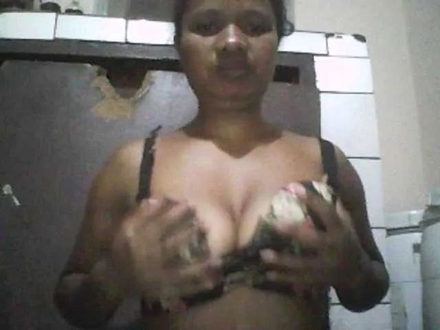 Live sex webcam photo for Minouche6 #277035482