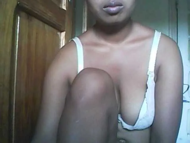 Live sex webcam photo for Minouche6 #277044706