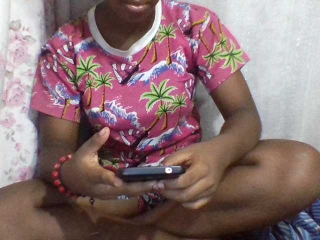 Live sex webcam photo for Mirelle12 #290685172