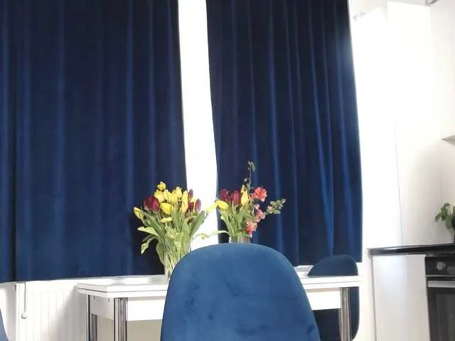 Live sex webcam photo for MiriamFoxx #277683248