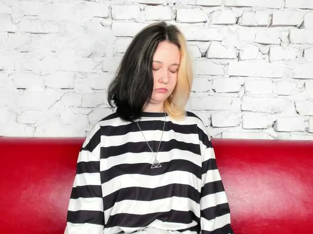 Live sex webcam photo for Miss-Batty #276359309