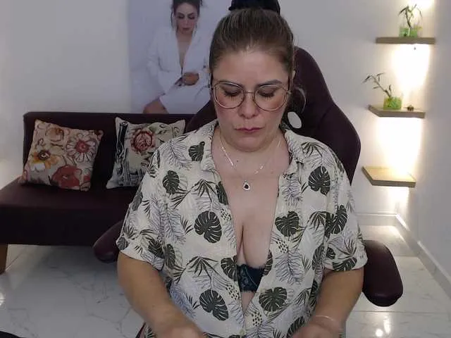 Live sex webcam photo for Miss-Diva1 #293174011