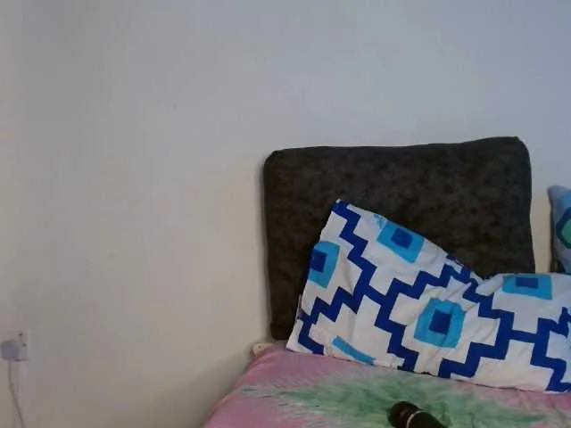 Live sex webcam photo for Miss-Hennessy #277021016