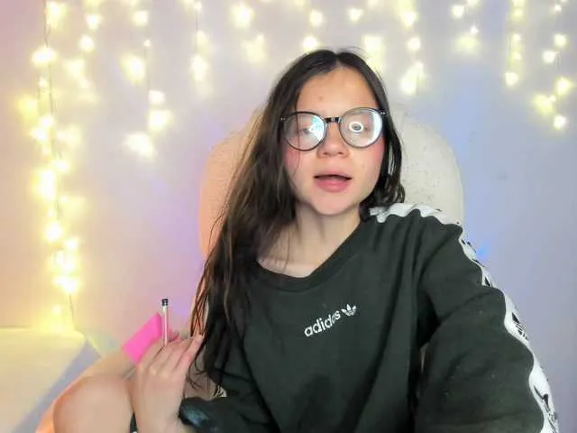 Live sex webcam photo for Miss-hailey #278132442