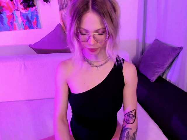 Live sex webcam photo for Miss-panamera #272291198