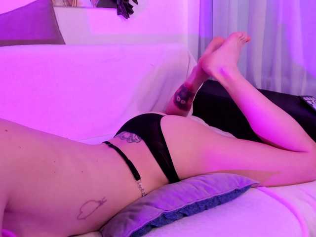 Live sex webcam photo for Miss-panamera #272357405