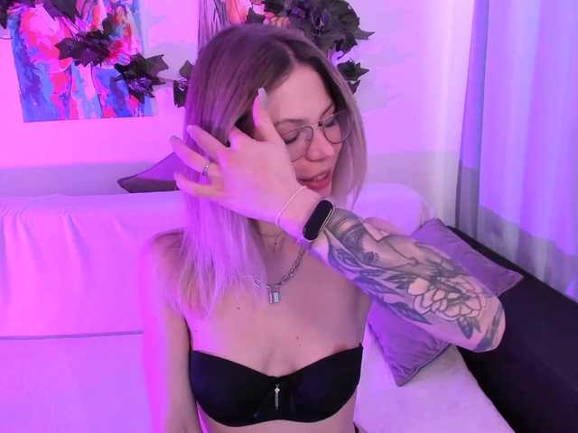 Live sex webcam photo for Miss-panamera #272512308