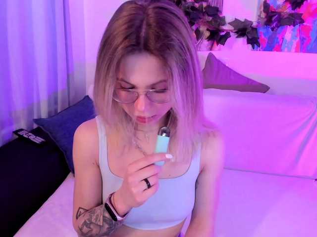 Live sex webcam photo for Miss-panamera #272631454