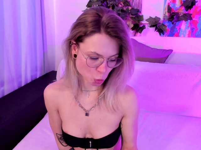 Live sex webcam photo for Miss-panamera #272685773