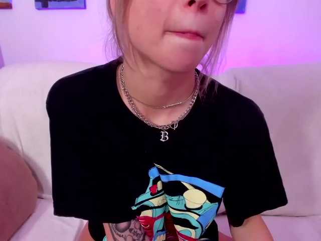 Live sex webcam photo for Miss-panamera #273052391