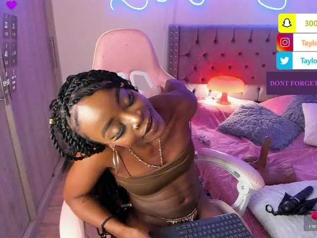 Live sex webcam photo for Miss-west #290861080