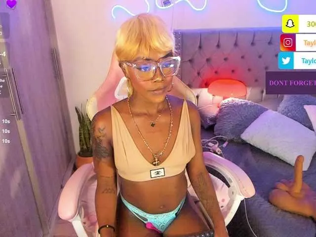 Live sex webcam photo for Miss-west #291205709