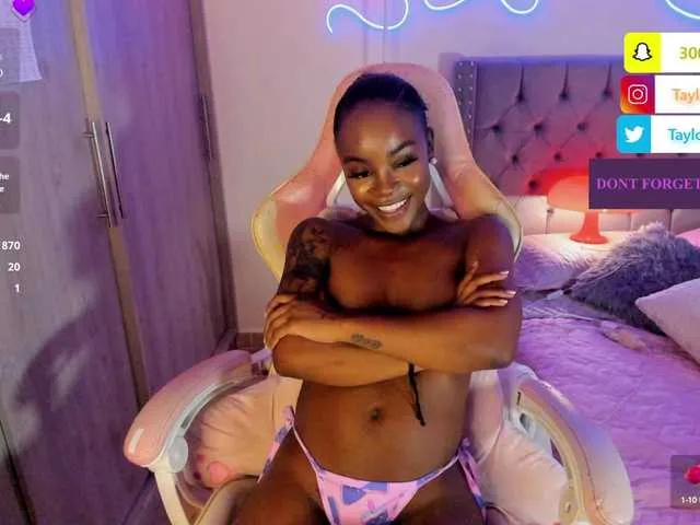 Live sex webcam photo for Miss-west #291693416