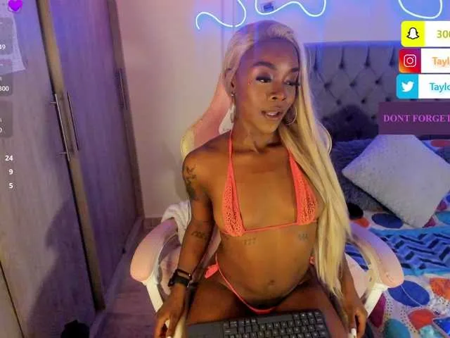 Live sex webcam photo for Miss-west #291821371