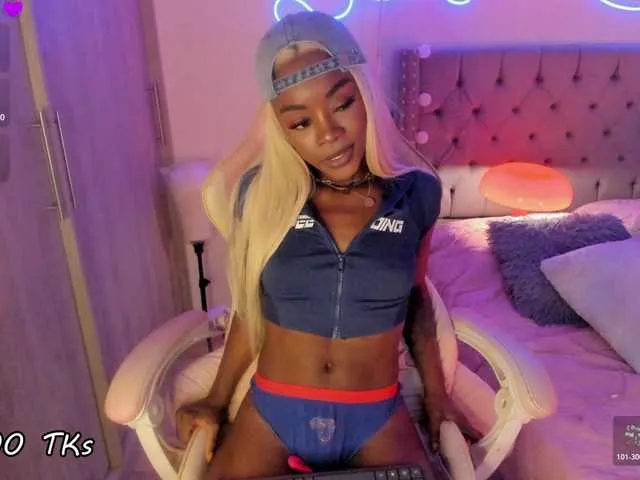 Live sex webcam photo for Miss-west #293647246