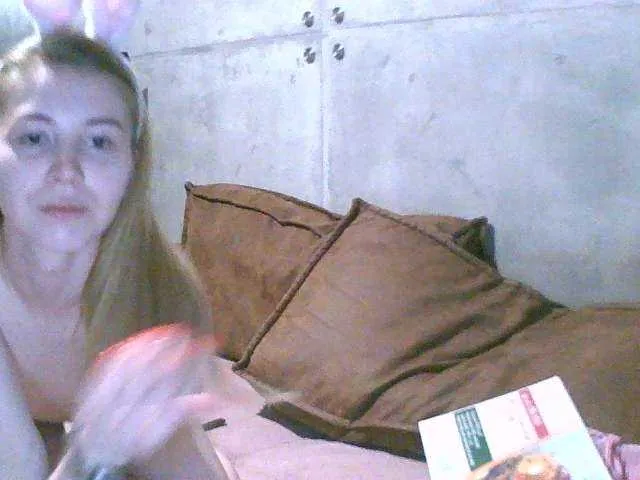 Live sex webcam photo for MissIzi #273814398