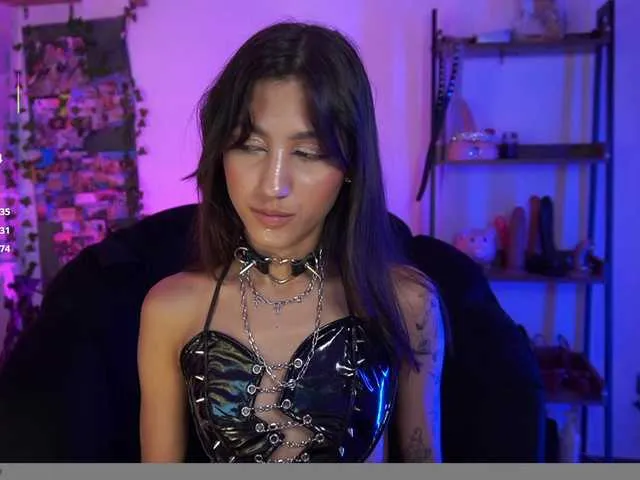 Live sex webcam photo for MissKorrah #292332345