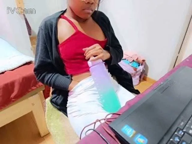 Live sex webcam photo for Missaudreys #291622610