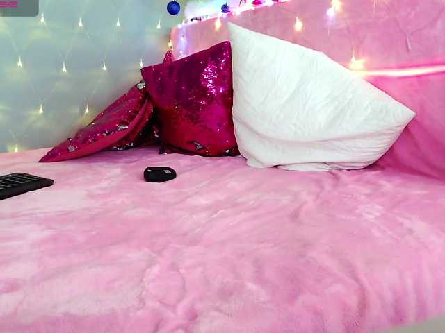 Live sex webcam photo for MiuElle #271890178