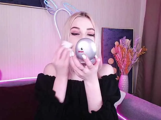 Live sex webcam photo for MiuElle #272625274