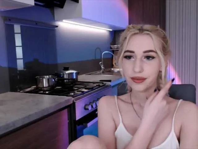 Live sex webcam photo for MiuElle #272964624