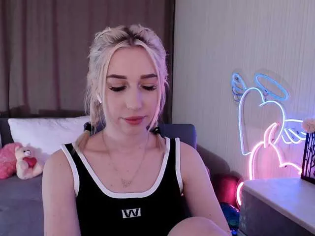 Live sex webcam photo for MiuElle #273463857