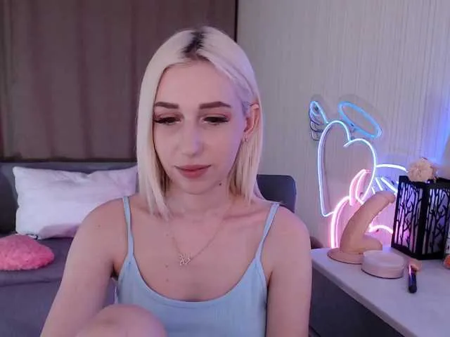 Live sex webcam photo for MiuElle #273479318