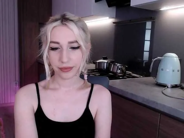 Live sex webcam photo for MiuElle #273529981