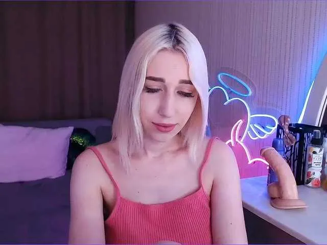 Live sex webcam photo for MiuElle #273542087