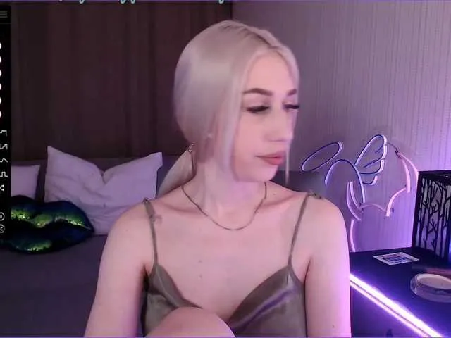 Live sex webcam photo for MiuElle #273838556