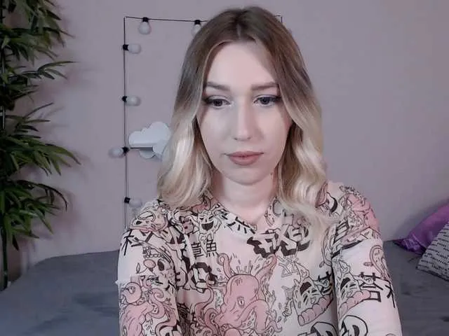 Live sex webcam photo for MiuElle #275707774