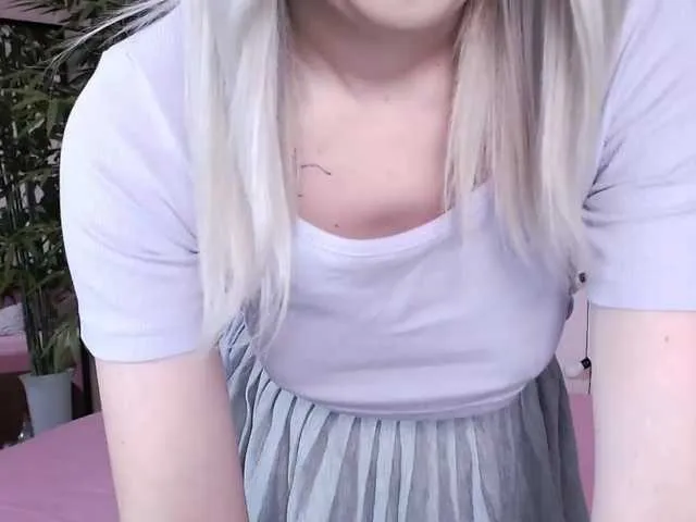 Live sex webcam photo for MiuElle #275766949