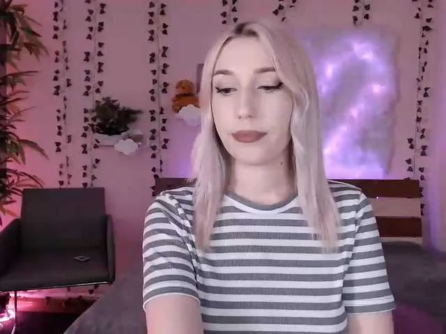 Live sex webcam photo for MiuElle #276188379