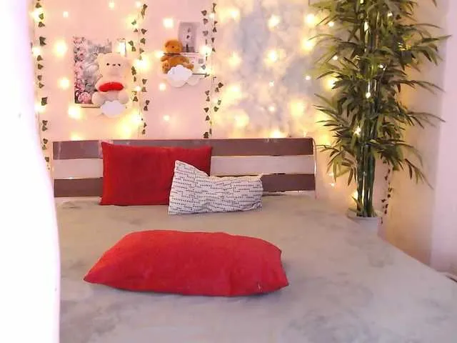 Live sex webcam photo for MiuElle #277121199