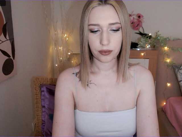 Live sex webcam photo for MiuElle #277710360