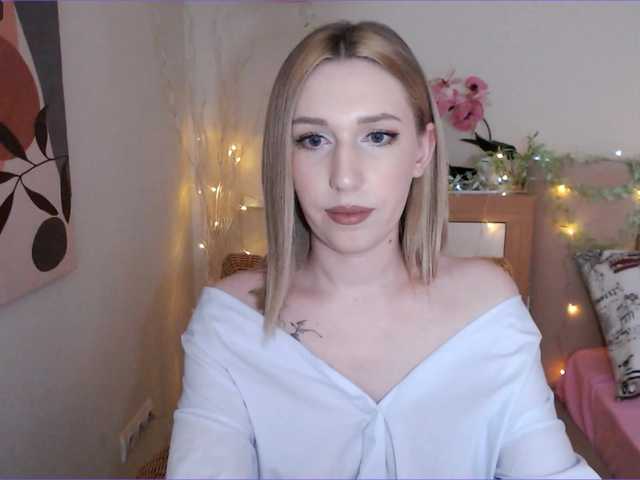 Live sex webcam photo for MiuElle #277747424