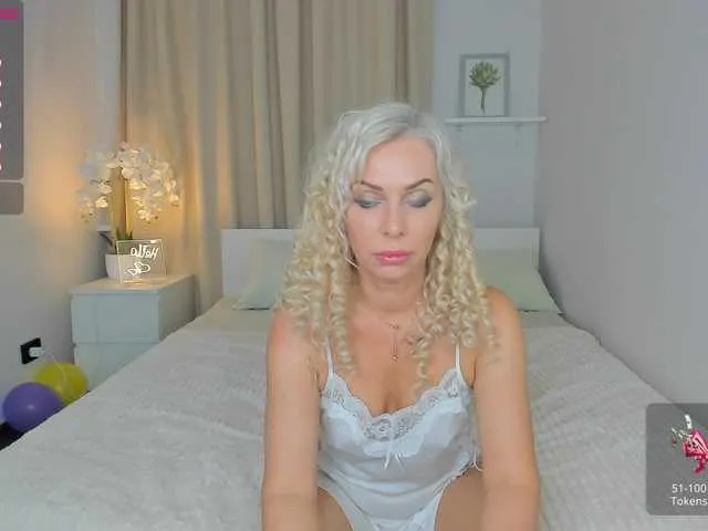 Live sex webcam photo for MiyaKiss #275588607