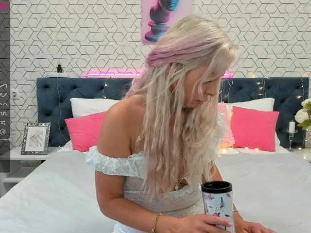 Live sex webcam photo for MiyaKiss #275939285