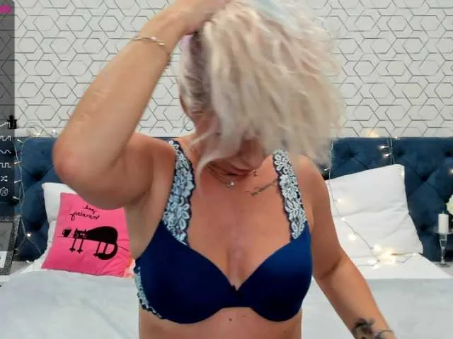 Live sex webcam photo for MiyaKiss #275965011