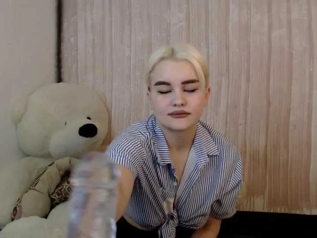 Live sex webcam photo for Model07 #272452374