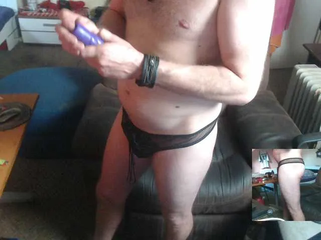 Live sex webcam photo for Mojo0483 #275787905