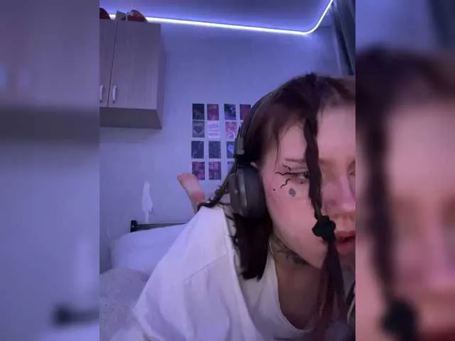 Live sex webcam photo for Molly-and-Ewa #291380014