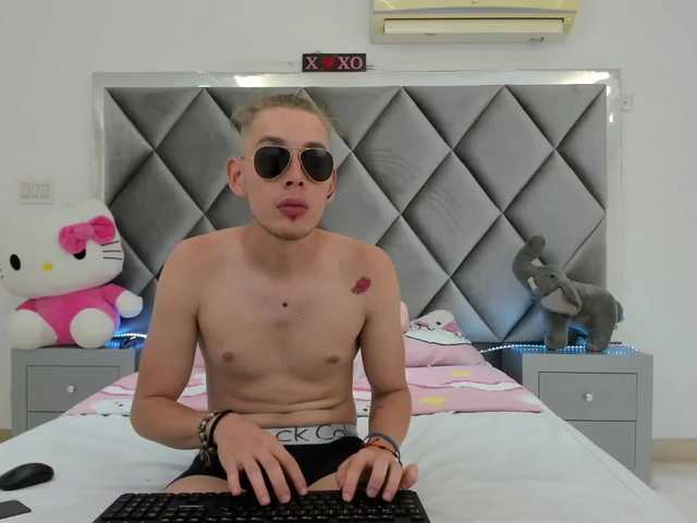 Live sex webcam photo for Molly-and-nic #272729054