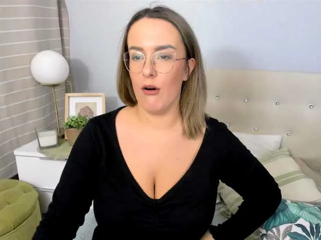 Live sex webcam photo for MollyBeauty #276711161