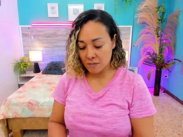 Live sex webcam photo for MollyGlitter2 #277222159