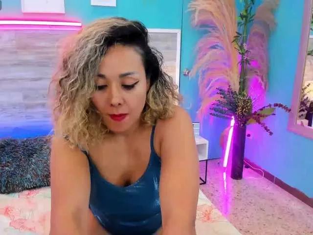 Live sex webcam photo for MollyGlitter2 #277231288
