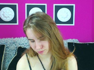 Live sex webcam photo for MollyKit #182685171