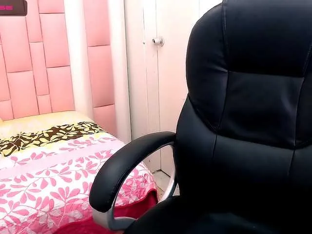 Live sex webcam photo for MollyPatrick2 #271821840